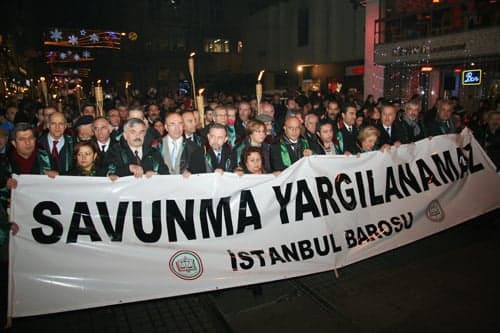 Avukata, Savunmaya Barolara Yapılan Saldırılar Düzenlenen Yürüyüşle Protesto Edildi