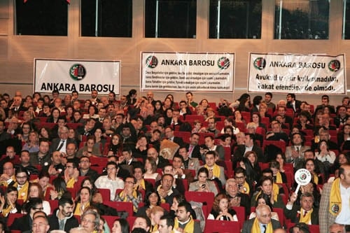 İstanbul Barosu Olağanüstü Genel Kurul Kararı: ‘Başkan Ve Yönetim Kurulu Görevinin Başındadır. İrademize Sahip Çıkıyoruz”

 - 88