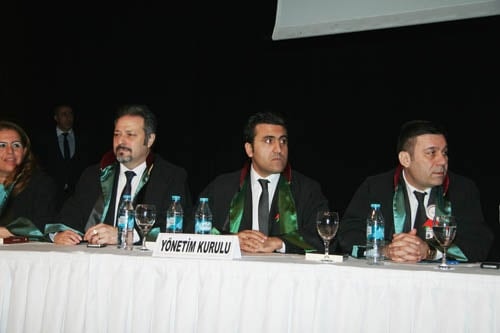İstanbul Barosu Olağanüstü Genel Kurul Kararı: ‘Başkan Ve Yönetim Kurulu Görevinin Başındadır. İrademize Sahip Çıkıyoruz”

 - 76
