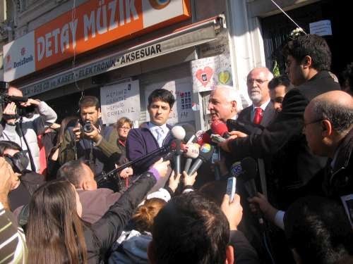 Başkan Kolcuoğlu
Agos Gazetesini Ziyaret Ederek
Başsağlığı Dileğinde Bulundu
 - 2