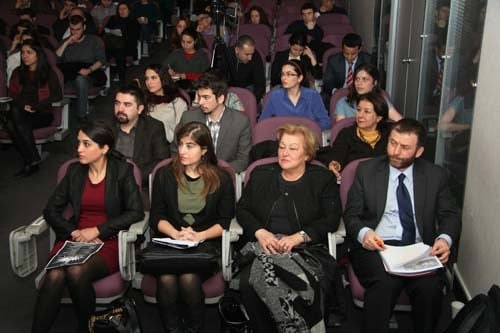 İstanbul Barosu Dış İlişkiler Merkezi Tarafından Düzenlenen
“Sınırlar Ve Sığınmacılar: Bir Suriye Örneği “ Konulu Toplantı Yapıldı - 27