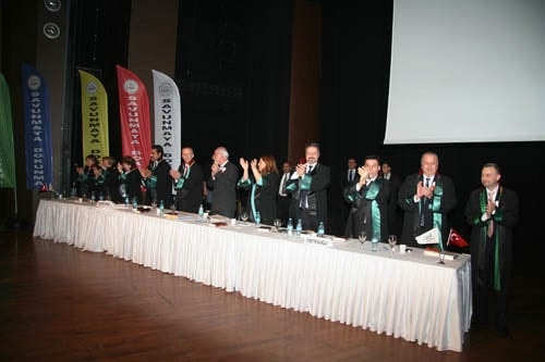 İstanbul Barosu Olağanüstü Genel Kurul Kararı: ‘Başkan Ve Yönetim Kurulu Görevinin Başındadır. İrademize Sahip Çıkıyoruz”

 - 2