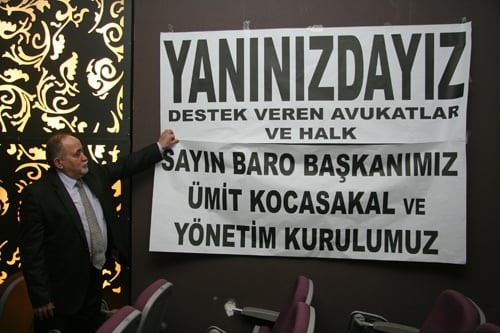 Baroya Karşı Hukuksuzlukların, Sindirme Ve Yıldırma Girişimlerinin Yoğunlaşması Üzerine İstanbul Barosu Yönetim Kurulu Olağanüstü Genel Kurul Kararı Aldı
 - 81