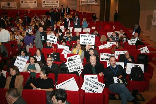 İstanbul Barosu Olağanüstü Genel Kurul Kararı: ‘Başkan Ve Yönetim Kurulu Görevinin Başındadır. İrademize Sahip Çıkıyoruz”

 - 37