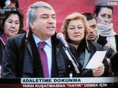 Yargıyı Siyasallaştırma Girişimine
Toplumsal Tepki  - 13