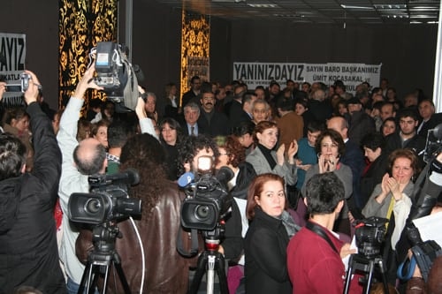 Baroya Karşı Hukuksuzlukların, Sindirme Ve Yıldırma Girişimlerinin Yoğunlaşması Üzerine İstanbul Barosu Yönetim Kurulu Olağanüstü Genel Kurul Kararı Aldı
 - 80