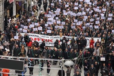 İstanbul Barosu Avukatları Ve Hukukçu Akademisyenler
Demokrasi, Hukuk Devleti Ve Özgürlükler İçin Yürüdü