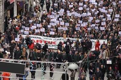 İstanbul Barosu Avukatları Ve Hukukçu Akademisyenler
Demokrasi, Hukuk Devleti Ve Özgürlükler İçin Yürüdü