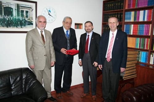 Meslektaşımız Sarısoy’Un Kitaplığımıza Armağanı