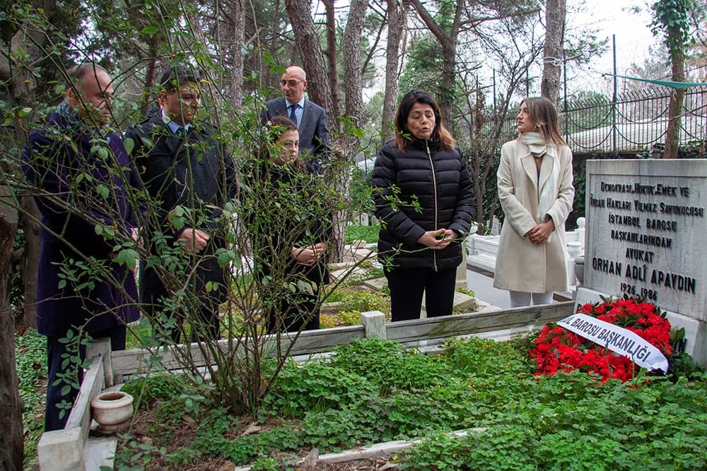 Baromuzun Unutulmaz Başkanlarından Av. Orhan Adli Apaydın’ı Kabri Başında Andık
